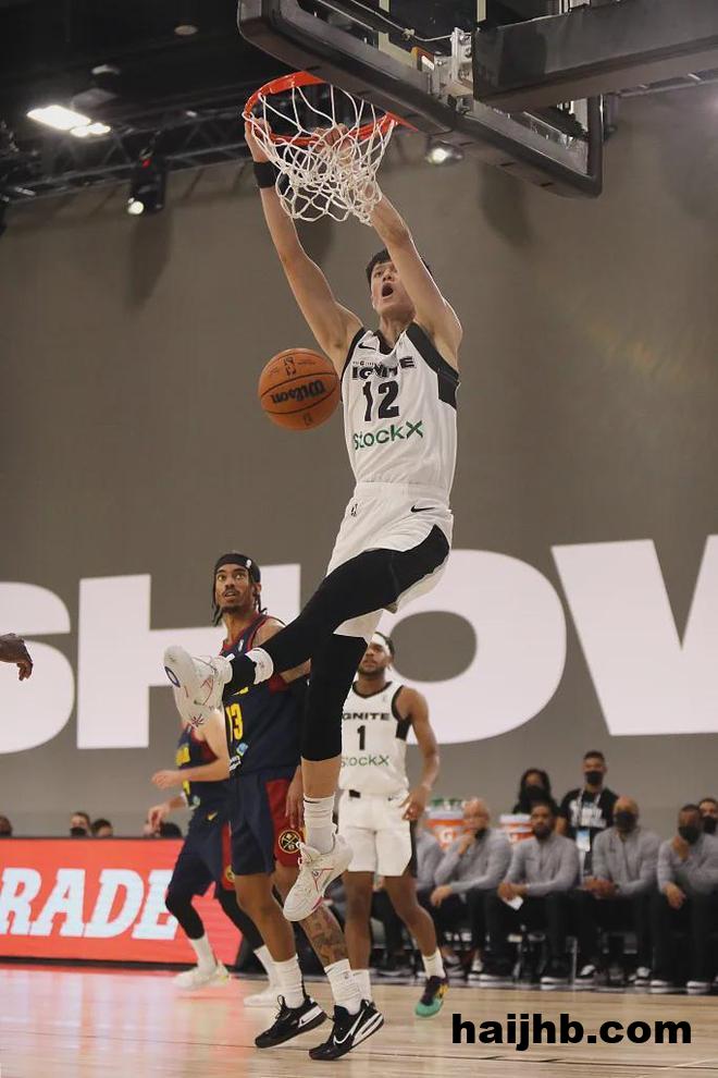 曾凡博签篮网，跑龙套还是真有戏？